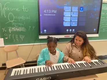 Zoilapianista enseñando piano